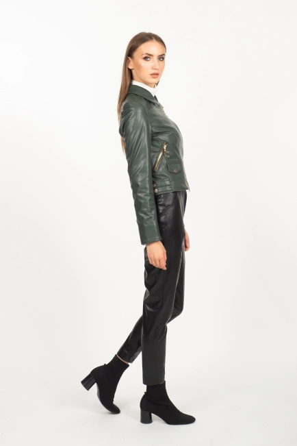 Женская куртка из эко-кожи темно-зеленого цвета-5