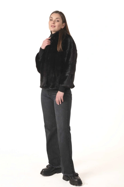 Женская норковая шуба чёрного цвета с брошью-5