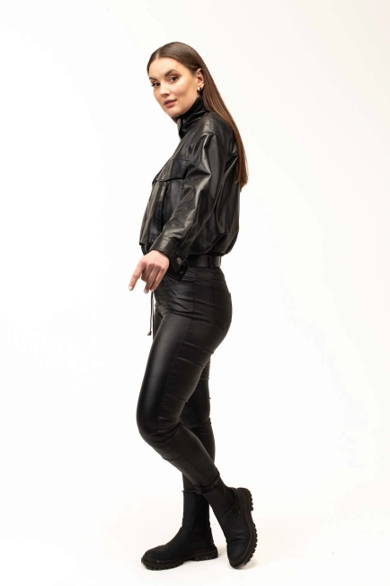 Жіноча шкіряна куртка з великими кишенями-5