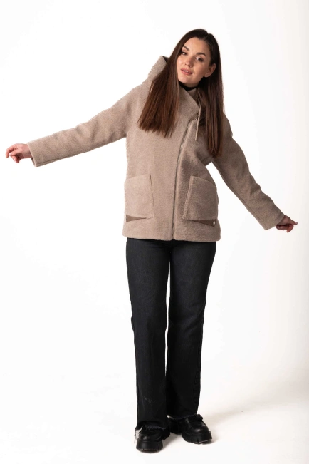 Шуба из экомеха бежевого цвета под астраган-10