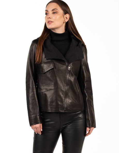 Жіноча чорна шкіряна куртка з кишенею
