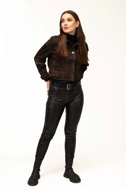 Жіноча замшева куртка з ремінцями-9