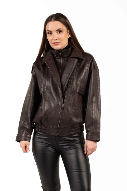 Коричнева шкіряна куртка з резинкою по низу-4