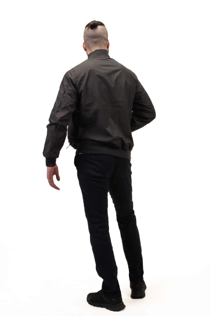 Чоловіча легка куртка чорного кольору бомбер-6