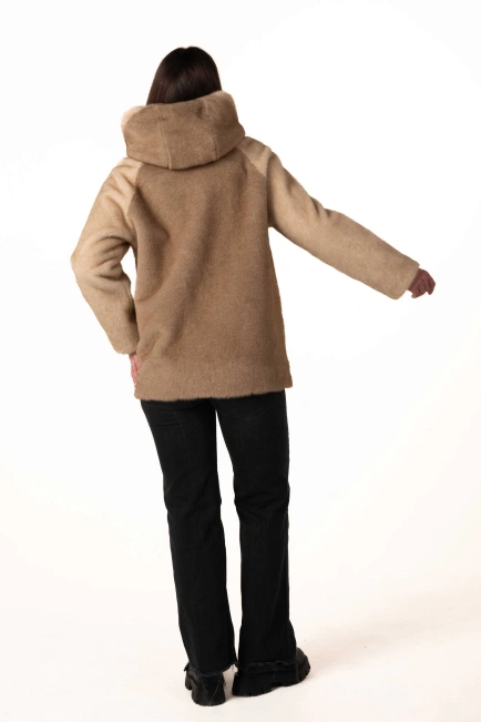 Шуба из экомеха в бежевых оттенках-2