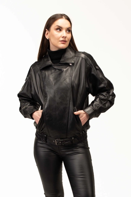 Жіноча чорна шкіряна куртка під резинку з комірцем-1