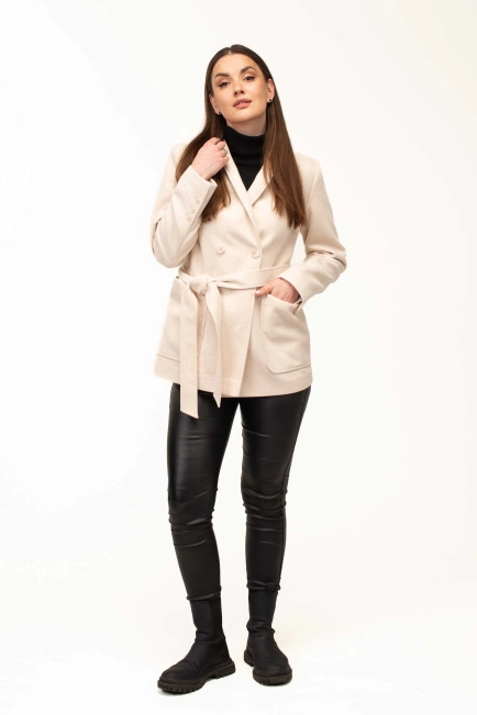 Женское пальто молочного цвета с поясом-10
