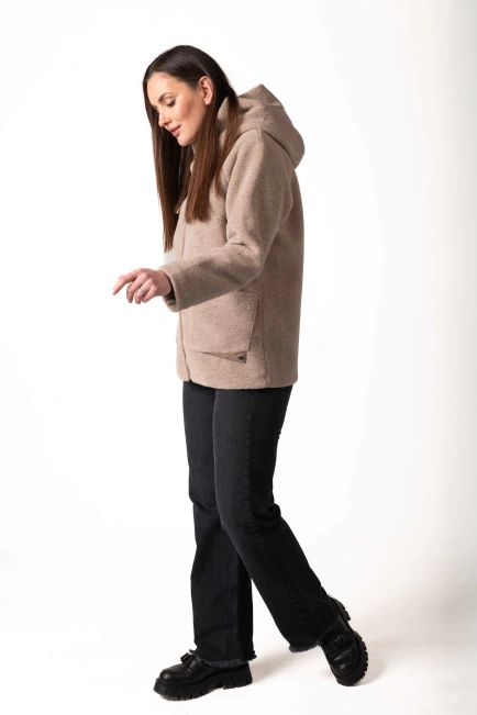 Шуба из экомеха бежевого цвета под астраган-5