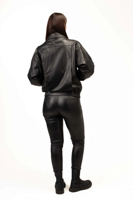 Жіноча чорна шкіряна куртка під резинку з комірцем-2