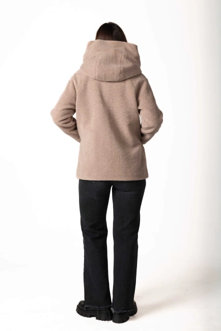 Шуба из экомеха бежевого цвета под астраган-2