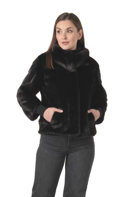 Женская норковая шуба чёрного цвета с брошью-4