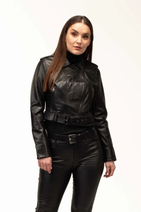 Чёрная женская кожаная куртка с ремнём