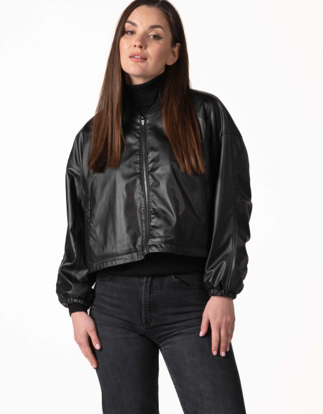 Женская куртка-бомбер из экокожи чёрного цвета