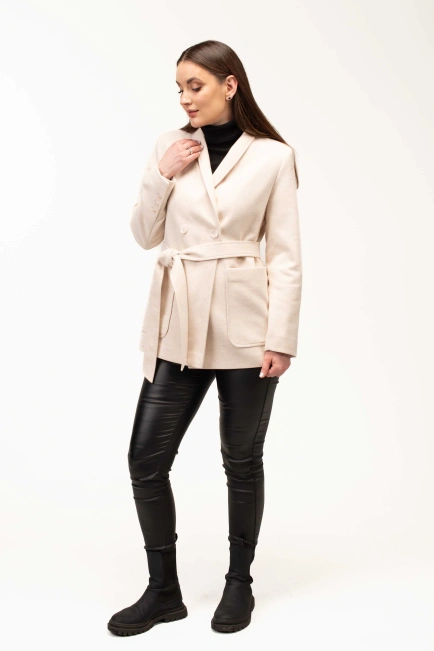 Женское пальто молочного цвета с поясом-3