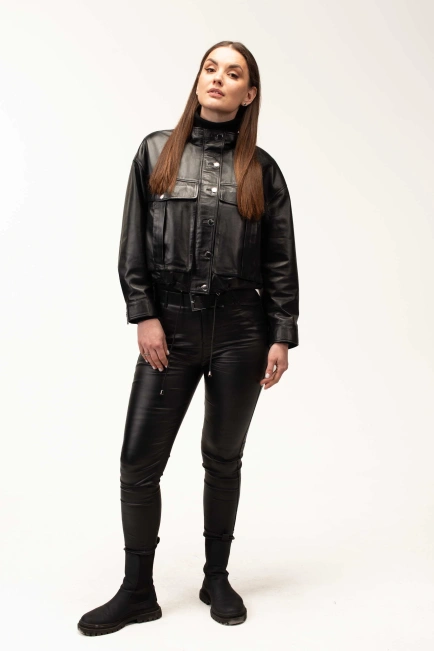 Жіноча шкіряна куртка з великими кишенями-9