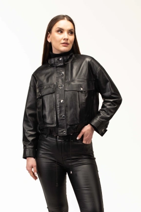 Жіноча шкіряна куртка з великими кишенями