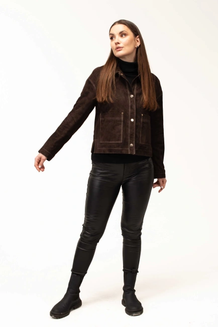 Жіноча коричнева замшева куртка на кнопках-3