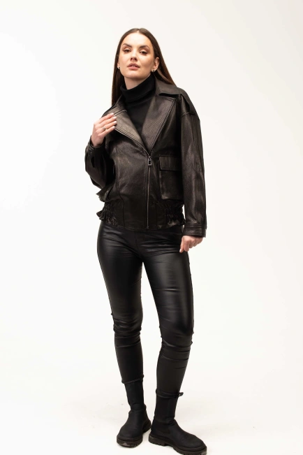 Жіноча шкіряна куртка з резинкою на стегнах-10