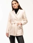 Женское пальто молочного цвета с поясом-1