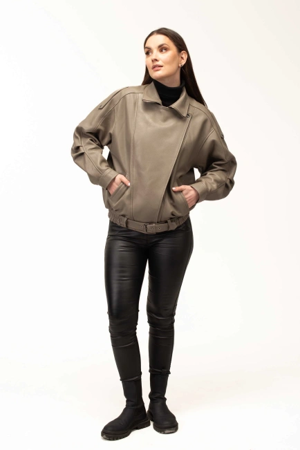 Женская бежевая кожаная куртка с резинкой-8