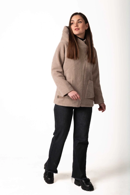 Шуба из экомеха бежевого цвета под астраган-7