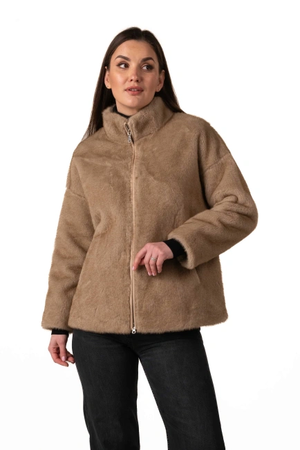 Короткая шуба из экомеха бежевого цвета-4