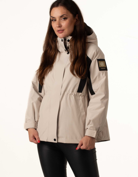 Женская куртка на тинсулейте бежевого цвета