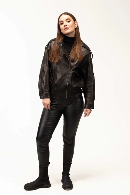Жіноча шкіряна куртка з резинкою на стегнах-3