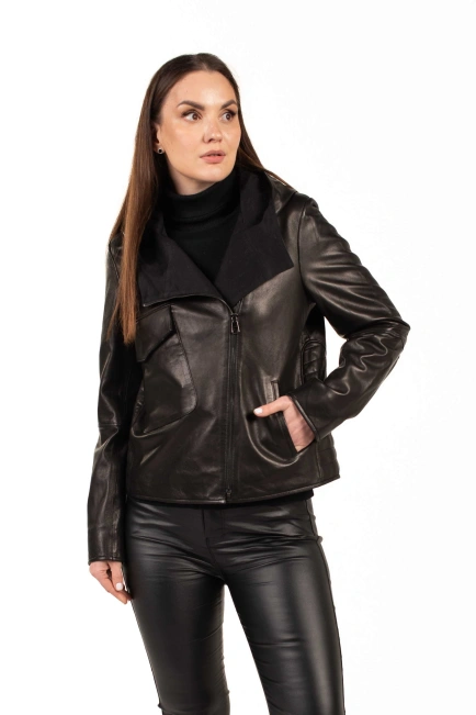 Женская чёрная кожаная куртка с карманом-4