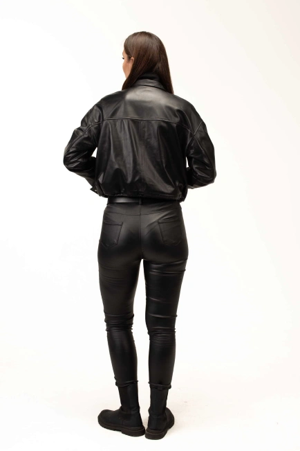 Жіноча шкіряна куртка з великими кишенями-2