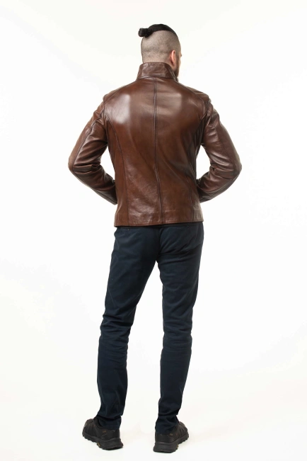 Кожаная куртка в коричневом оттенке с швами-2