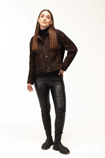 Жіноча коричнева замшева куртка на кнопках-9