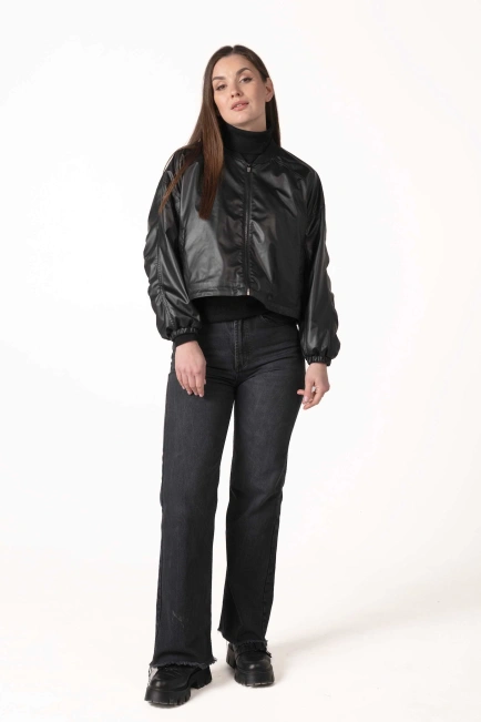 Жіноча куртка-бомбер з екошкіри чорна-8