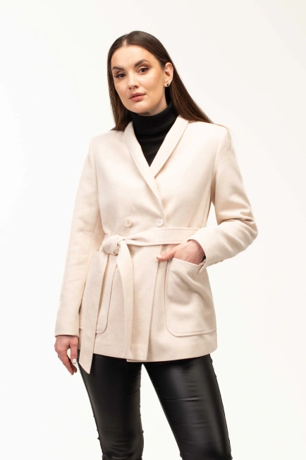 Женское пальто молочного цвета с поясом-1