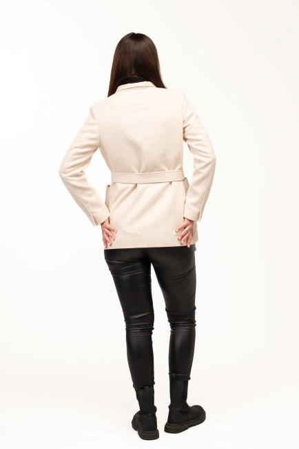 Женское пальто молочного цвета с поясом-2