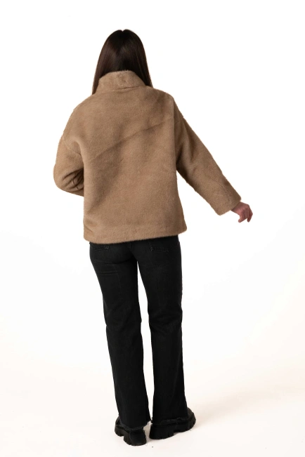 Короткая шуба из экомеха бежевого цвета-2