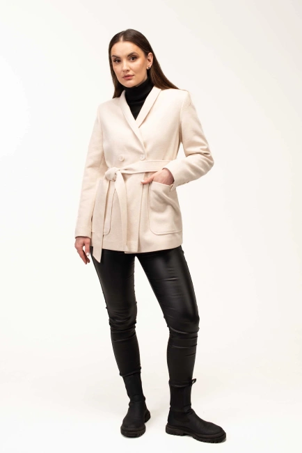 Женское пальто молочного цвета с поясом-9