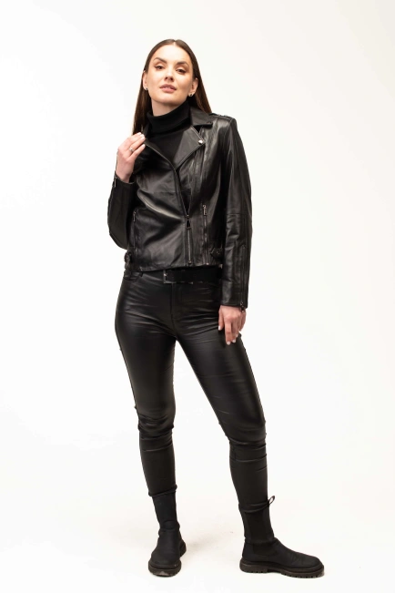 Жіноча чорна шкіряна куртка з блискавками-9