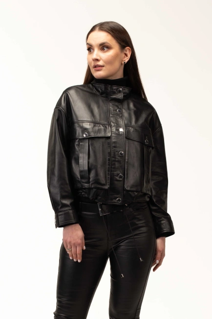 Жіноча шкіряна куртка з великими кишенями-4