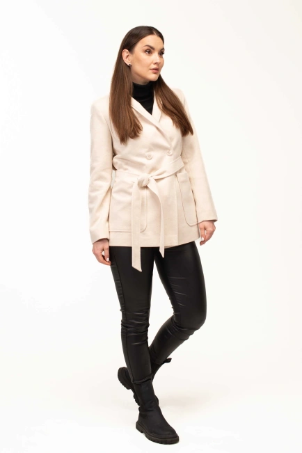 Женское пальто молочного цвета с поясом-7