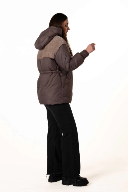 Женский биопуховик с экомехом коричневого цвета-7