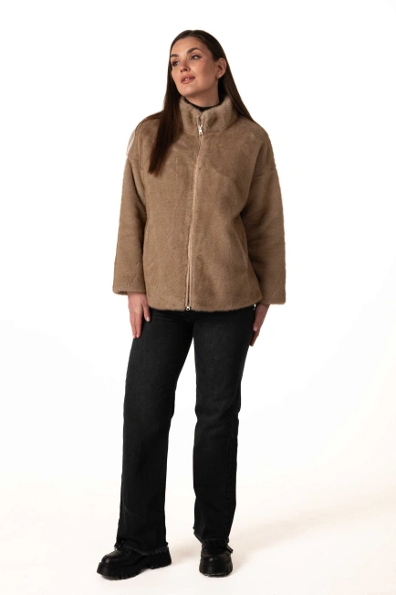 Короткая шуба из экомеха бежевого цвета-6