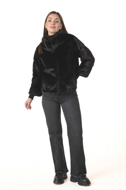 Женская норковая шуба чёрного цвета с брошью-10