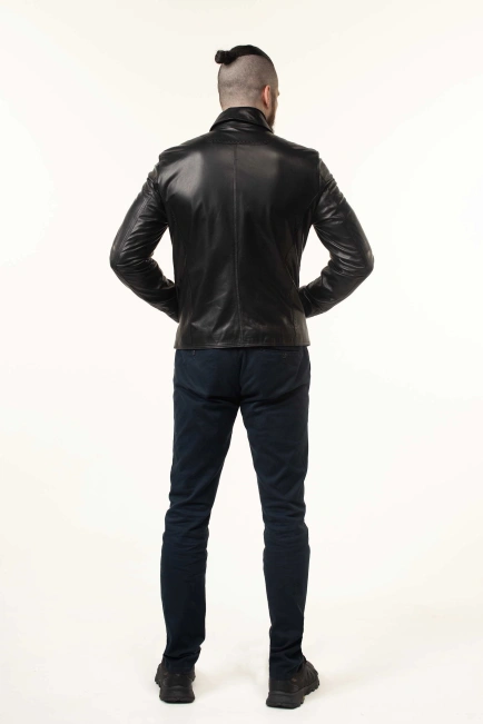 Шкіряна куртка чорна з нагрудною кишенею-2