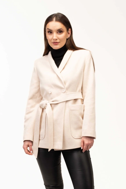 Женское пальто молочного цвета с поясом-4