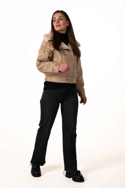 Женская эко-дублёнка-бомбер бежевого цвета-7