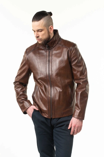 Кожаная куртка в коричневом оттенке с швами-10