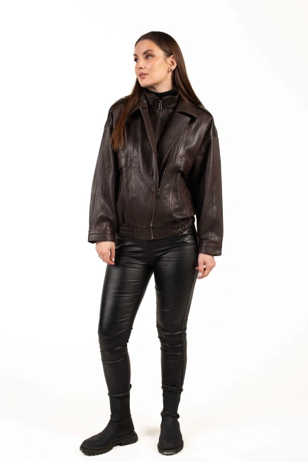 Коричнева шкіряна куртка з резинкою по низу-3