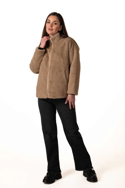 Короткая шуба из экомеха бежевого цвета-10