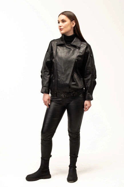 Жіноча чорна шкіряна куртка під резинку з комірцем-3